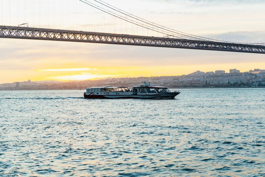 Lisbon: Sunset Cruise with Welcome Drink and Snacks - Why a sunset cruise works so well in Lisbon