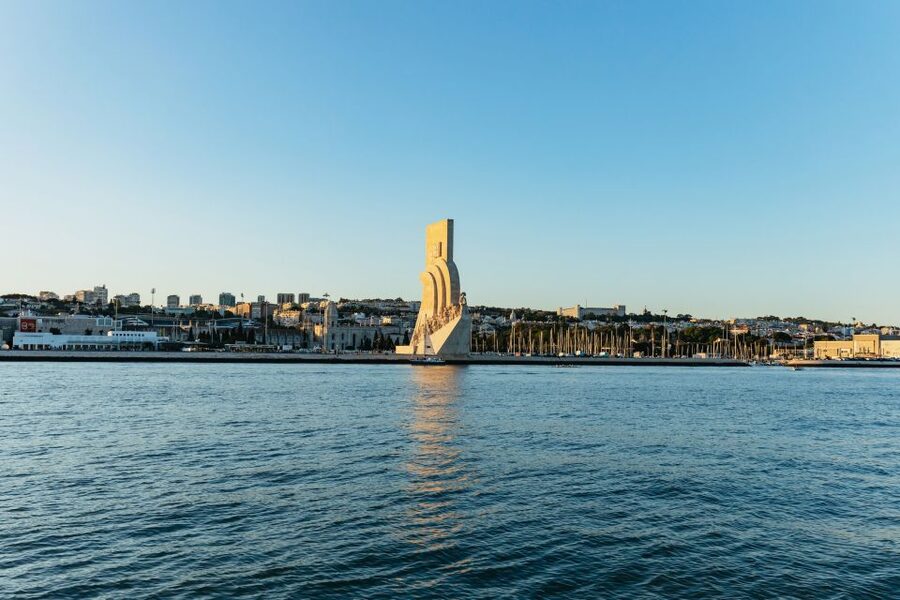 Lisbon: Sunset Cruise with Welcome Drink and Snacks - Praça do Comércio and the first river views