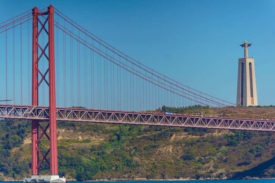 Lisbon: Tagus River Cruise With Brunch - Timing, languages, and flexibility