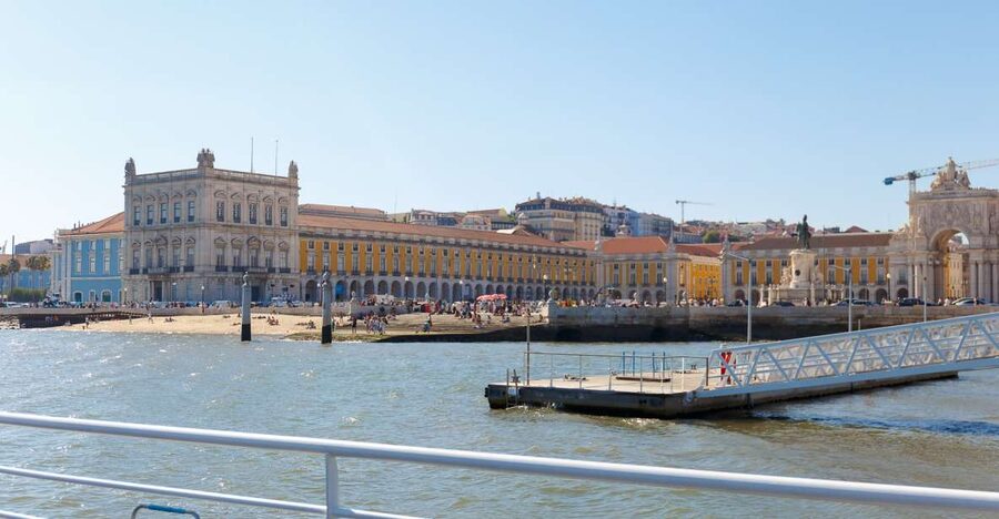 Lisbon: Tagus River Cruise With Brunch - The sundeck race and seating choices