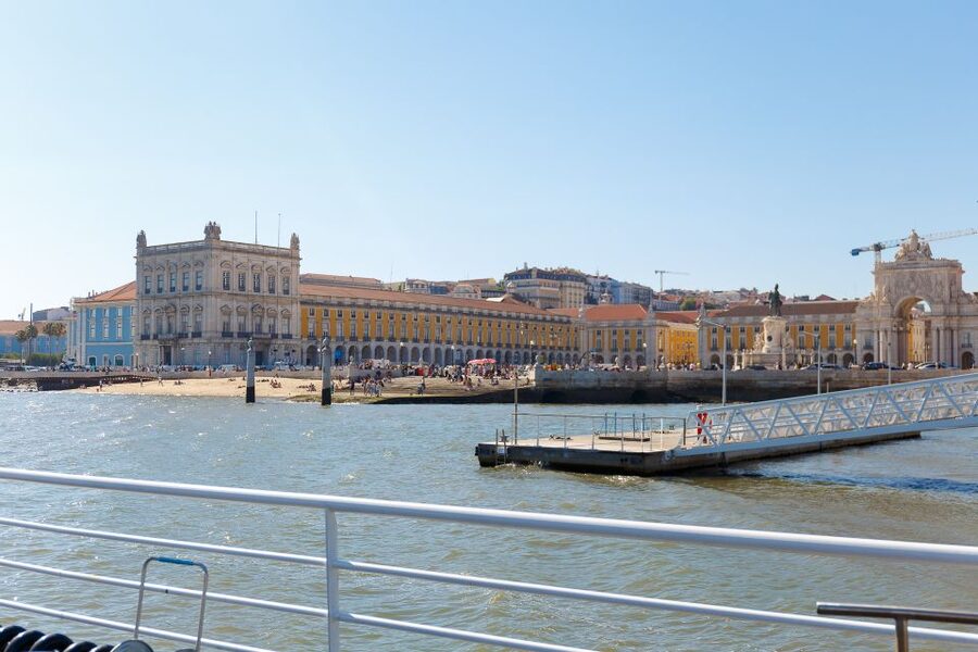 Lisbon: Tagus River Cruise With Brunch - What brunch is really like