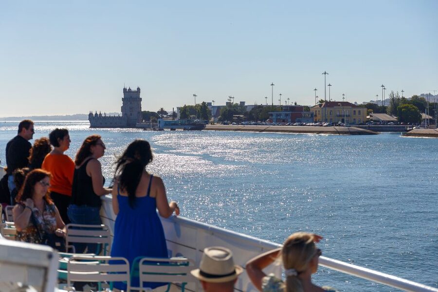 Lisbon: Tagus River Cruise with Welcome Drink - The Monument to the Discoveries