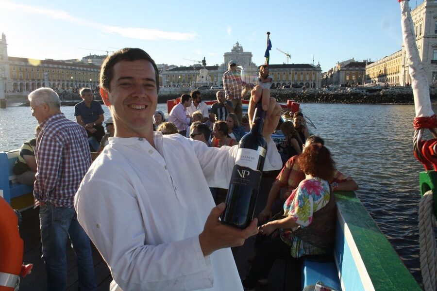 Lisbon: Tagus River Sunset Cruise in a Traditional Vessel - Finding the boat at Commerce Square