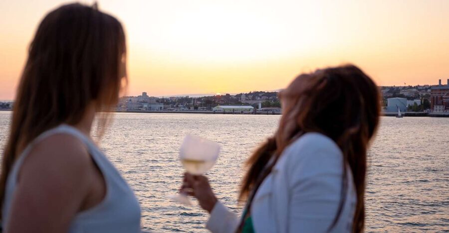 Lisbon: Tagus River Sunset Tour with Snacks and Drink - Why a Tagus sunset cruise fits a Lisbon evening