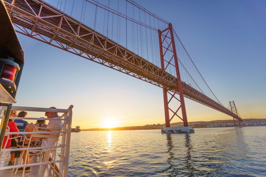 Lisbon: Tagus River Sunset Tour with Snacks and Drink - Drinks, snacks, and what you actually receive