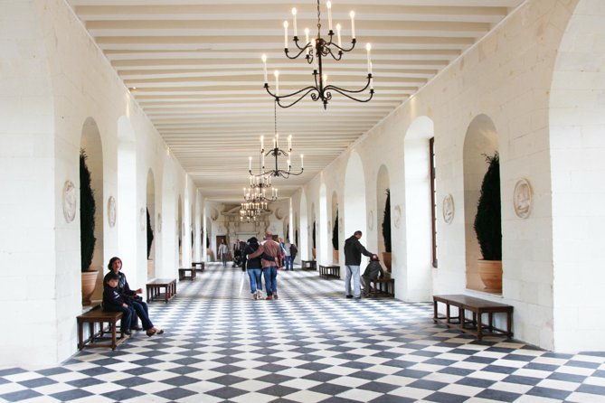Loire Valley Castles Day Trip from Paris with Complementary Wine - Blois: a useful lunch break with a royal backdrop