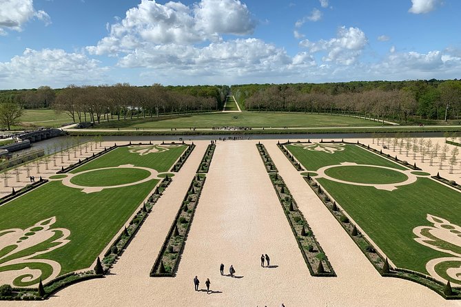Loire Valley Castles VIP Private Tour: Chambord, Chenonceaux, Amboise - A guide who drives changes the whole day