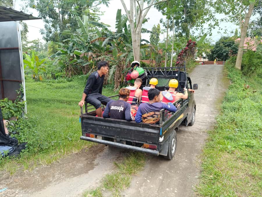 Lombok: Waterfall Benang Kelambu & River Rafting Trip - The road to Lingsar and the Jangkok River