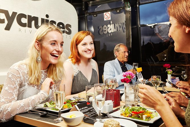 London Dinner Cruise on the Thames River - The welcome drink and first views