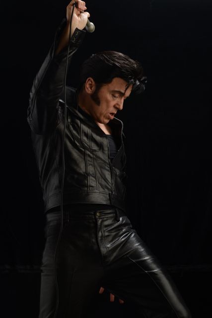 London: Dinner Cruise with Elvis Tribute on the Thames River - A Thames dinner cruise with a clear main attraction