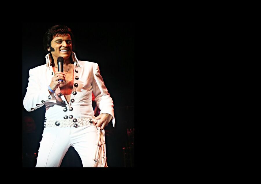 London: Dinner Cruise with Elvis Tribute on the Thames River - Matt King and the Elvis performances
