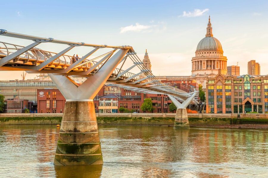 London: Full-Day Sightseeing Bus Tour with River Cruise - Coach comfort, timing, and the meeting point