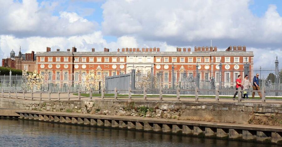 London: Hampton Court to Richmond River Thames Cruise - The quiet river beyond Hampton Court