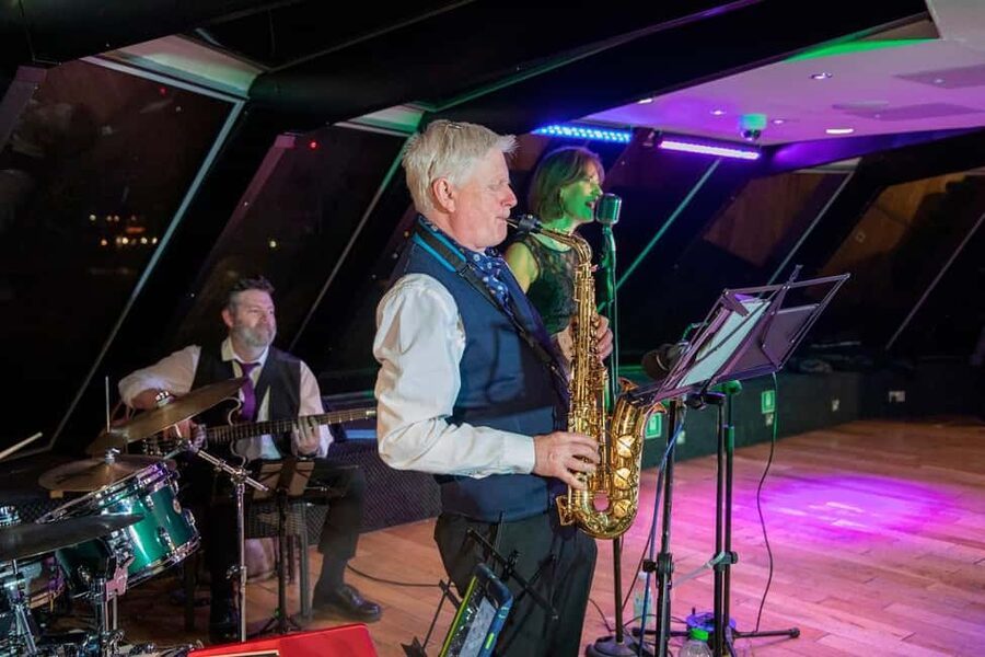 London: River Thames Dinner Cruise with Live Jazz - The jazz set, from standards to pop songs