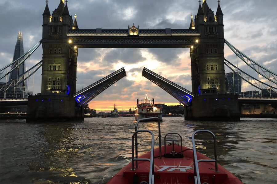 London: River Thames Sunset Speedboat Experience with Drink - Meeting at the London Eye and setting off