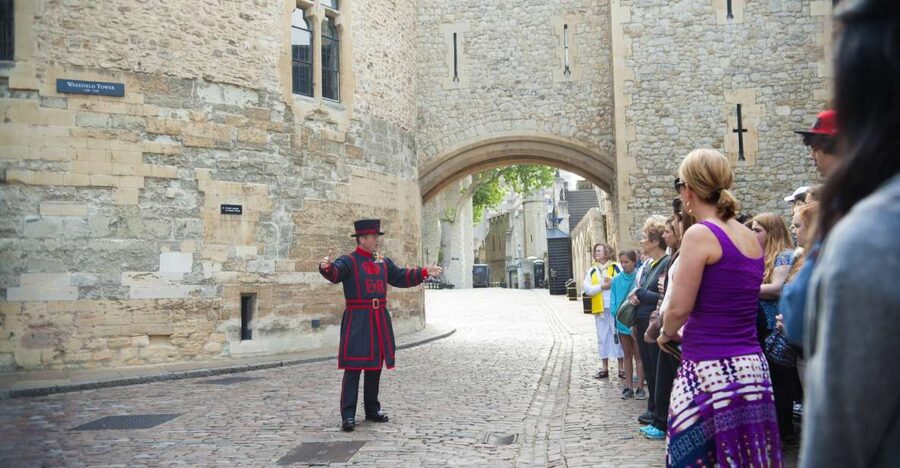 London: Tower of London, Thames Boat & Changing of the Guard - Key points at a glance
