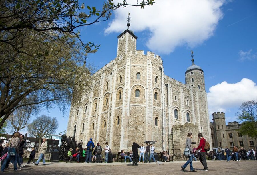London: Tower of London, Thames Boat & Changing of the Guard - Choosing the Changing of the Guards