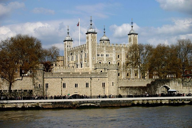 London Vintage Bus Tour Including River Thames Cruise with Optional Lunch - The Tower of London and the Thames