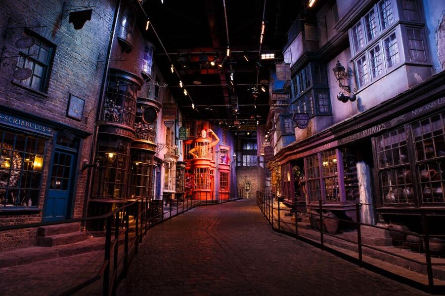 London: Warner Bros. Studio Tour and River Thames Cruise - Inside the Great Hall and Platform 9 and 3/4