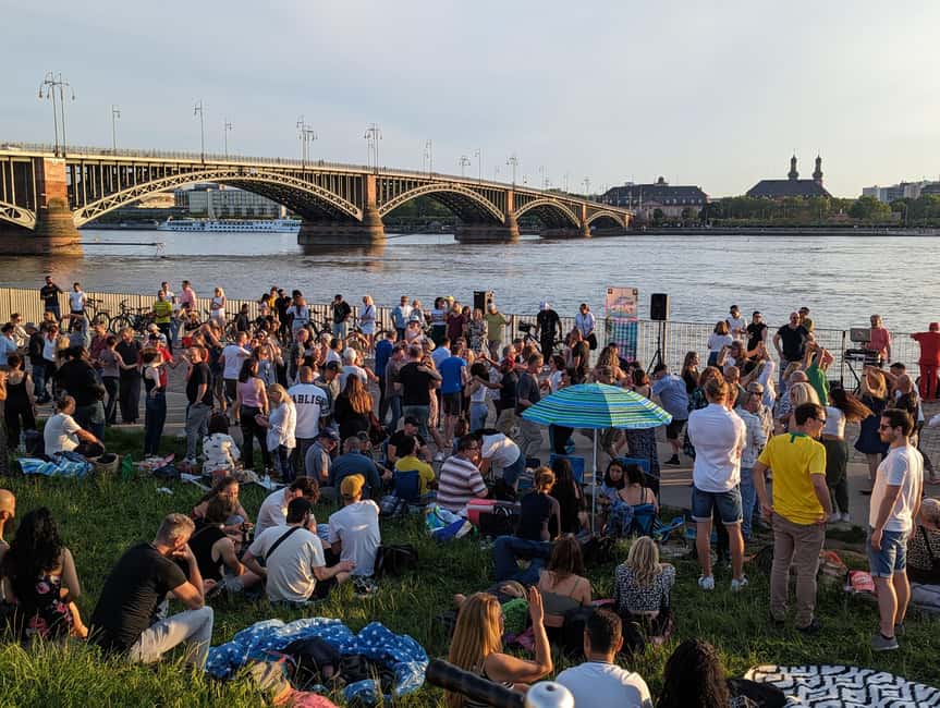Mainz: guided evening tour of the Rhine riverbank/old town in German and English - Meeting beside the Rhine and the Theodor Heuss Bridge