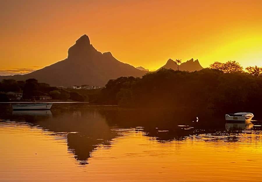 Mauritius: Guided Sunrise Kayak Tour on the Tamarin River - What the 90-minute itinerary feels like