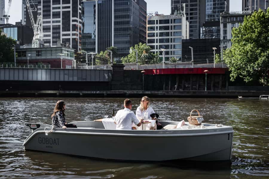 Melbourne: Electric Picnic Boat Rental on the Yarra River - How easy is it for a first-time captain?