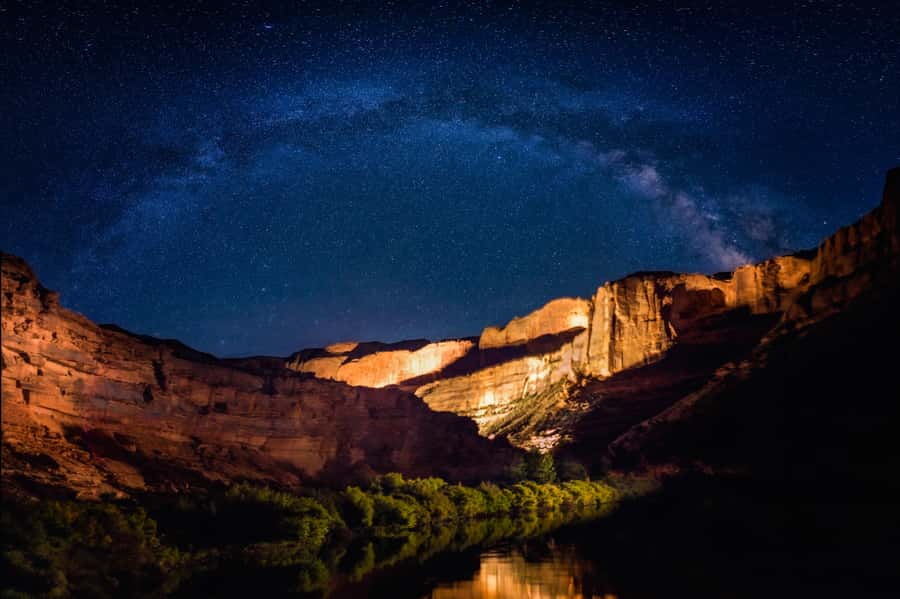 Moab: Colorado River Dinner Cruise with Music and Light Show - Should you book the Colorado River dinner cruise?