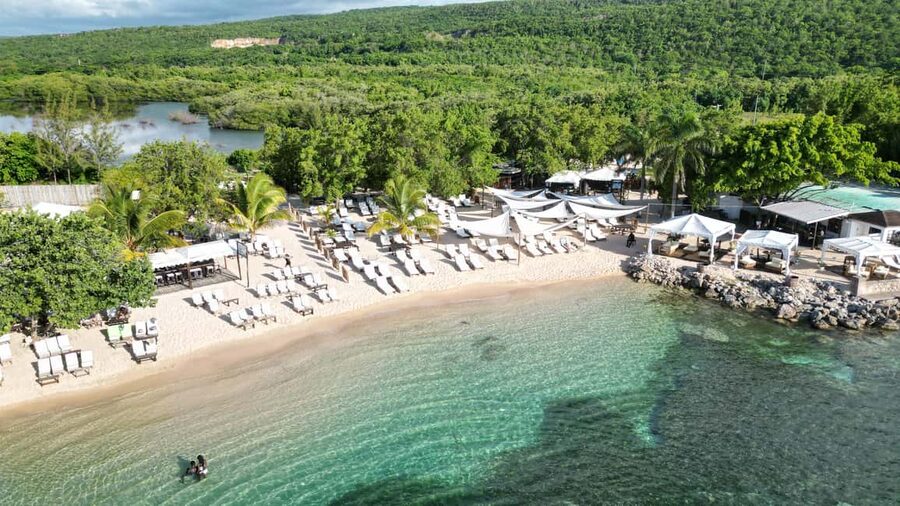 Montego Bay: Dunn's River Falls & Lunch at Bamboo Beach Club - The 90-minute road from Montego Bay to Ocho Rios