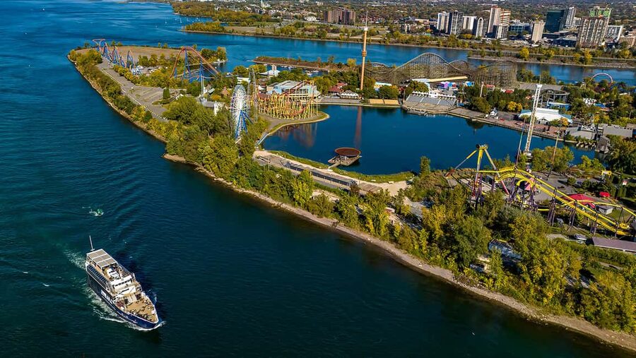 Montréal: Guided Sightseeing River Cruise - Boarding at the Grand Quay in Old Montréal