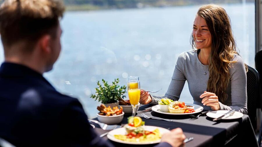 Montréal: Weekend River Brunch Cruise - One hour of brunch before the boat gets moving