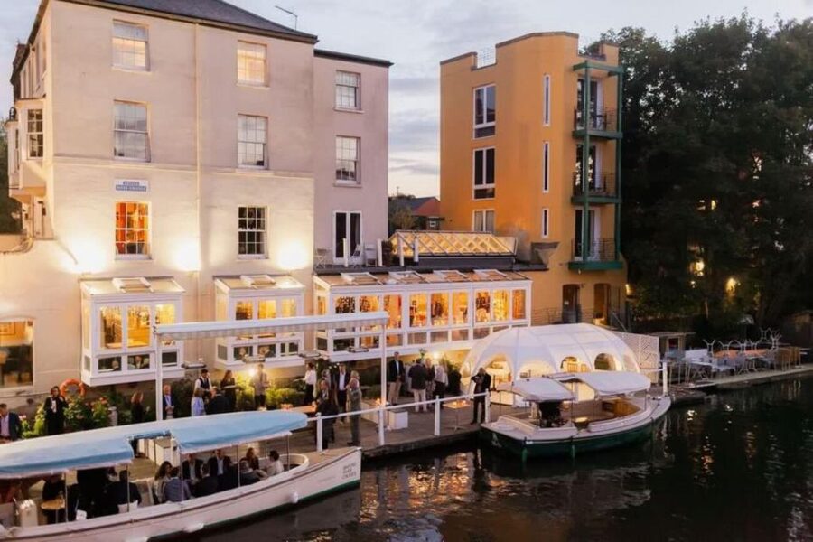 Oxford: River Cruise with 3-Course Meal - The guide adds local color to the ride