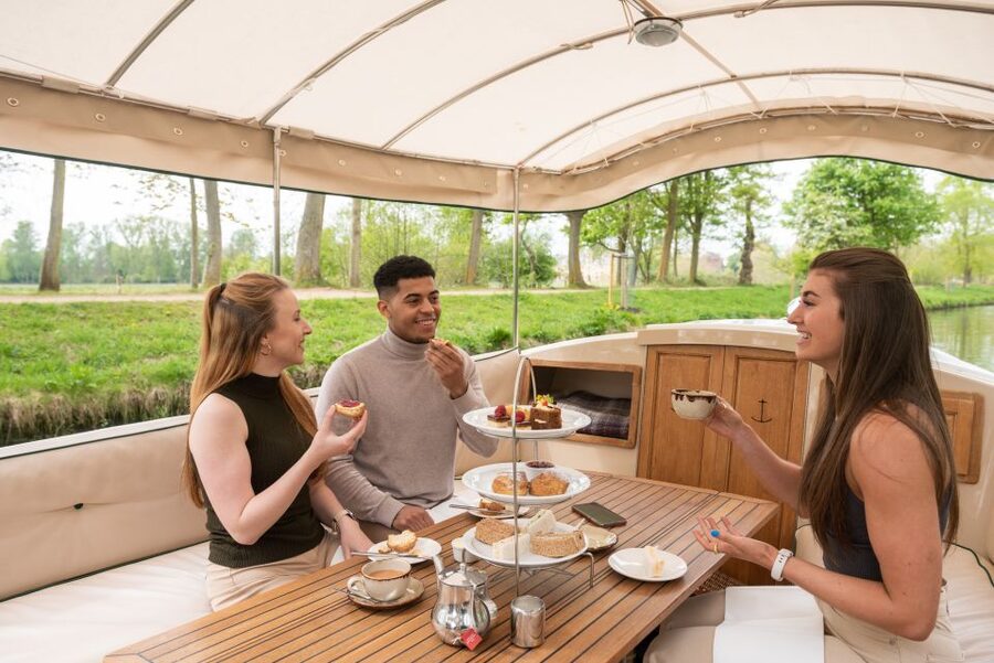 Oxford: Sightseeing River Cruise with Afternoon Tea - From Folly Bridge to the University Regatta Course