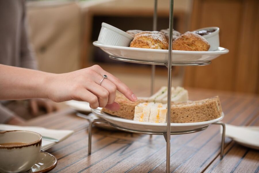 Oxford: Sightseeing River Cruise with Afternoon Tea - Passing Through Iffley Lock