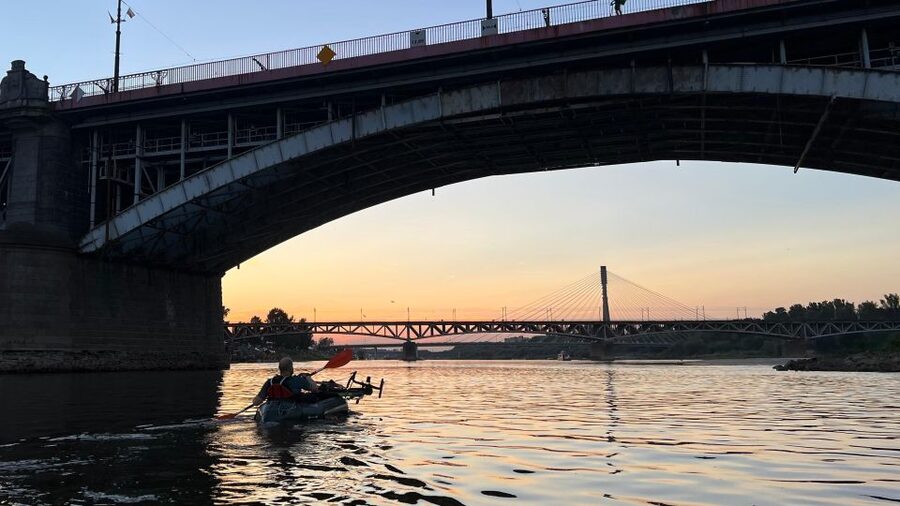 Packrafting kayaking guided tour Vistula river Warsaw Poland - Learning to paddle before the river opens up