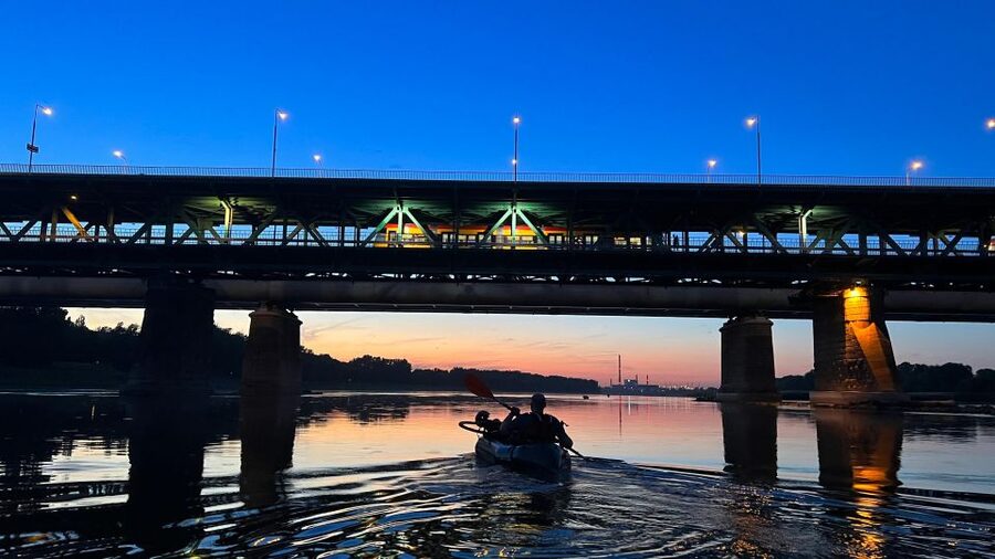 Packrafting kayaking guided tour Vistula river Warsaw Poland - The possible island stop and photo break