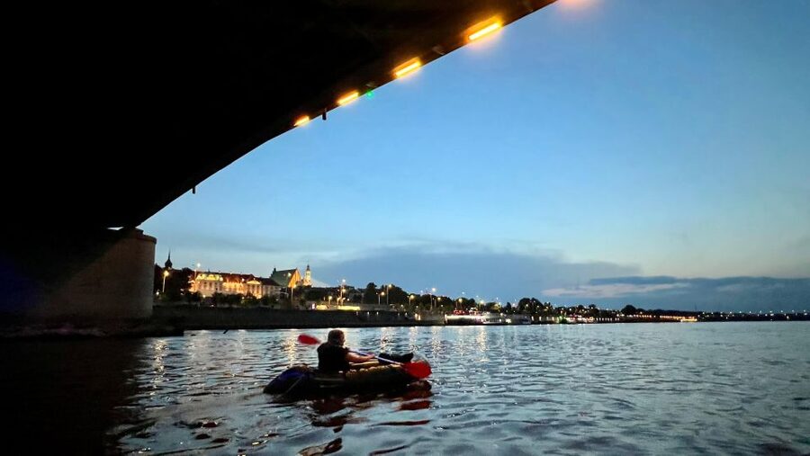Packrafting kayaking guided tour Vistula river Warsaw Poland - Sunset over the Old Town