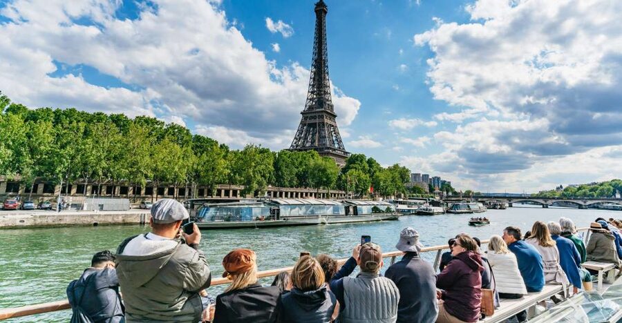 Paris: 1-Hour Seine Cruise departing from the Eiffel Tower - Commentary, Wi-Fi, and sound quality