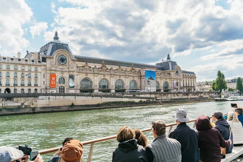 Paris: 1-Hour Seine Cruise departing from the Eiffel Tower - Hôtel de Ville and the changing river views