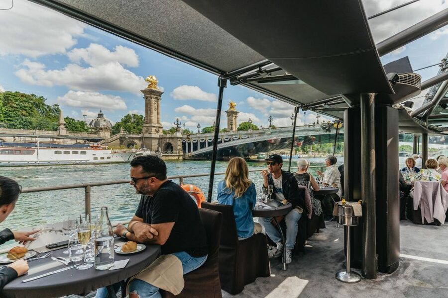 Paris: 2-Hour River Seine Lunch Cruise with 3-course-menu - Place de la Concorde, Grand Palais, and the return