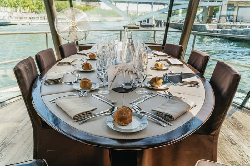 Paris: 2-Hour River Seine Lunch Cruise with 3-course-menu - Hôtel de Ville and the long sweep of the Louvre