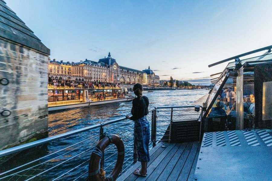 Paris: 3-Course-Dinner Cruise on the Seine with live music - Why a Seine dinner works so well at night