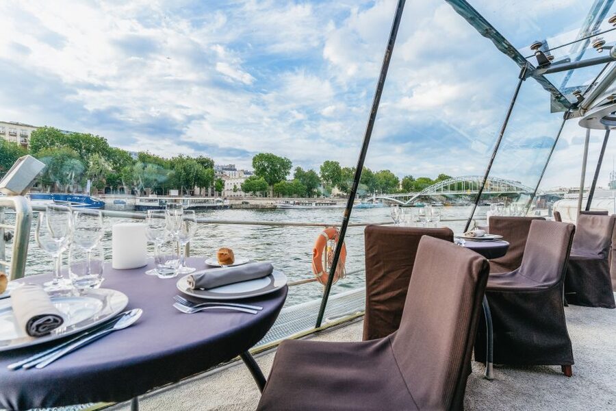 Paris: 3-Course-Dinner Cruise on the Seine with live music - Choosing between the four seating services
