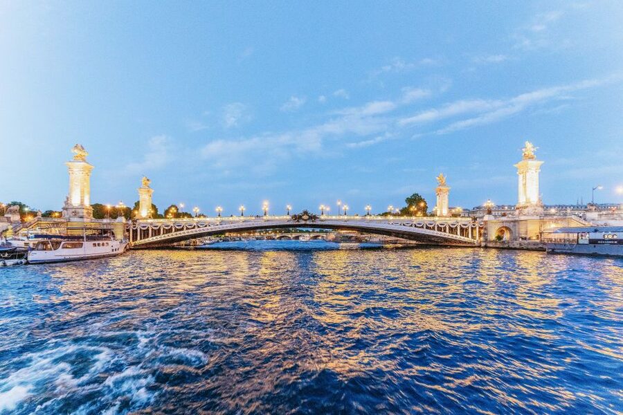 Paris: 3-Course-Dinner Cruise on the Seine with live music - Following the Seine past Paris icons