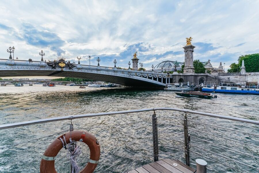 Paris: 3-Course-Dinner Cruise on the Seine with live music - Live music and the feel inside the boat