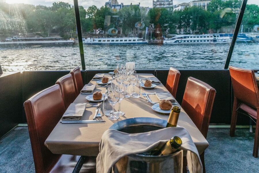 Paris: 3-Course-Dinner Cruise on the Seine with live music - Who should book this Seine cruise?