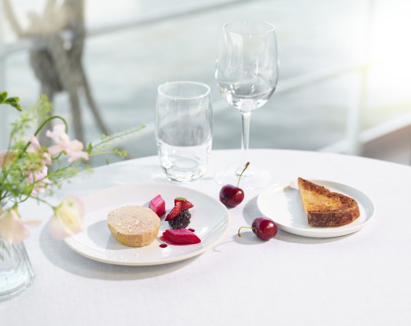 Paris: 3-Course-Dinner Cruise with Wine on the Seine River - A three-course meal with wine included
