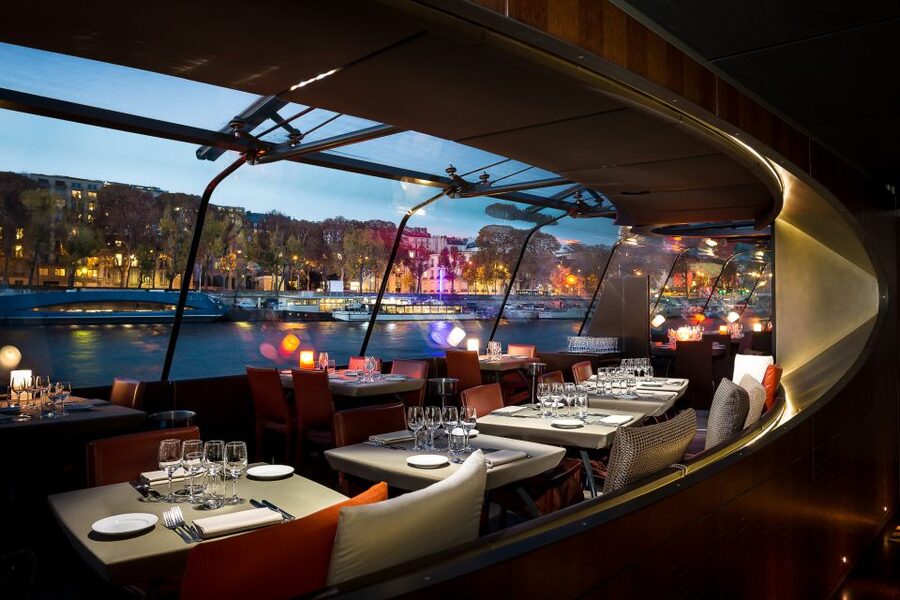 Paris: 3-Course-Dinner Cruise with Wine on the Seine River - Choosing between front and middle seating