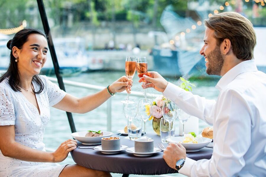 Paris: 3-Course-Dinner Cruise with Wine on the Seine River - Sunset, lights, and the Eiffel Tower finale