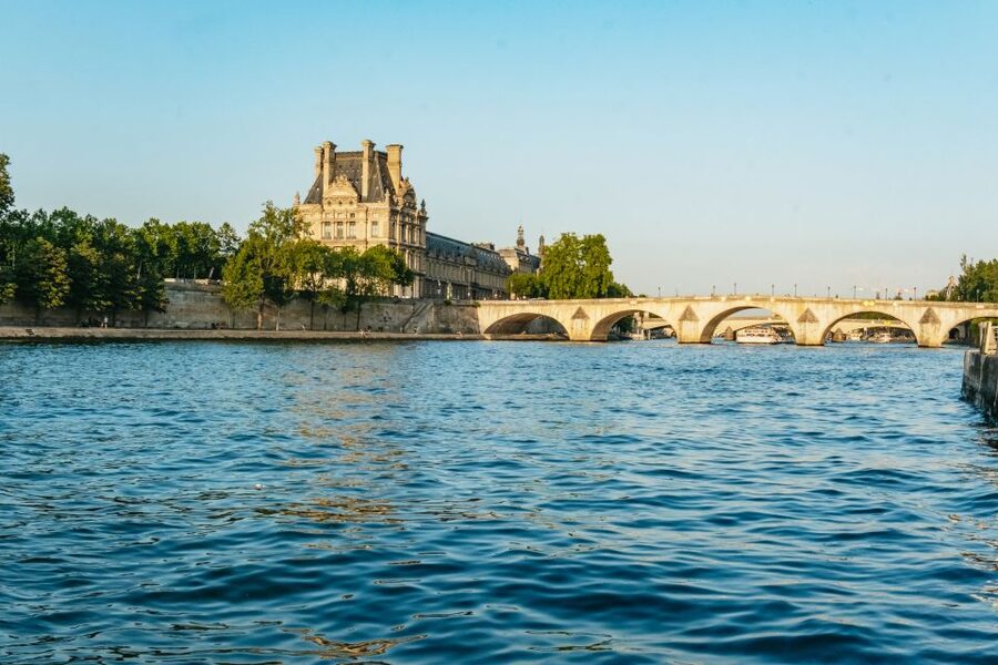 Paris : 3-Course Gourmet Dinner Cruise on Seine River - Choosing between the 6:45 PM and 9:15 PM sailings