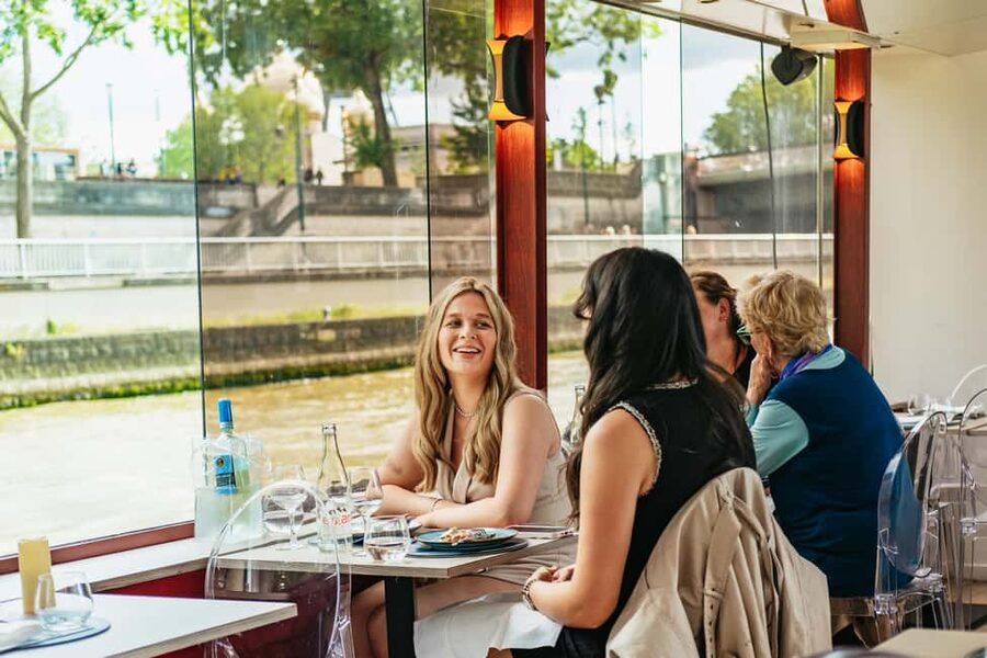 Paris: 3-Course Italian Meal Seine Cruise - Italian cooking with Paris outside the window